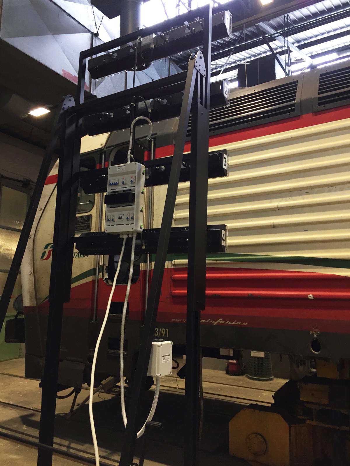 Sistema di spellicolatura mobile su ruote con tecnologia a raggi infrarossi ad onda media veloce  specifico per applicazioni su treni